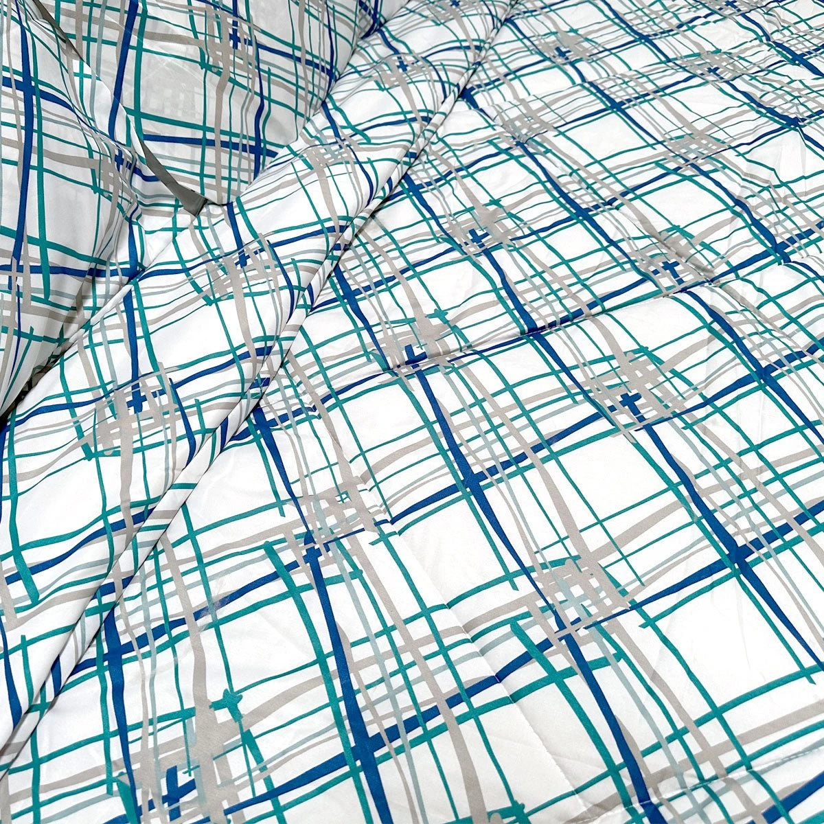 Hotel Living 3 Pce Light Weight Comforter Set Queen/King Oscar Crisscross 2 Hotel Living 3 Pce Light Weight Comforter Set Queen/King Oscar Crisscross - Image 2